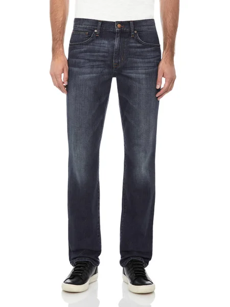 Lässige blaue Jeans für Herren gepaart mit schwarzen Turnschuhen und weißem Hintergrund — Stockfoto