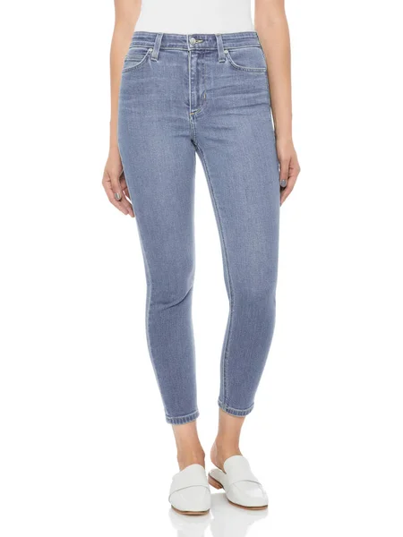 Güzel bir çift topuklu ve beyaz arkaplanlı kadınlar için günlük mavi kot