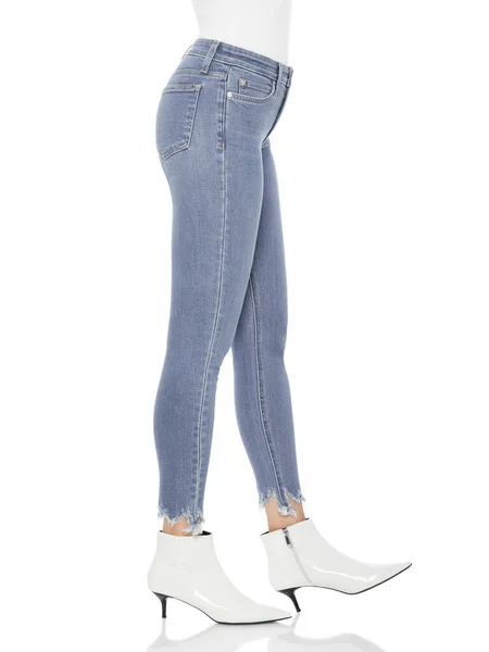 Denim azul casual para mujer emparejado con un hermoso par de tacones y fondo blanco —  Fotos de Stock