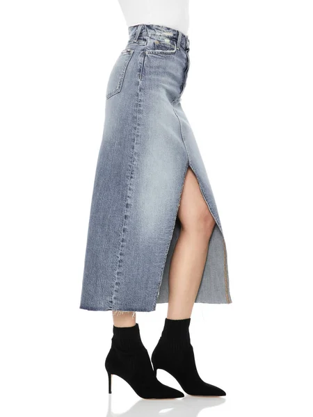 Dlouhé džínové sukně, Dámské tričko s podkolenkou — Stock fotografie