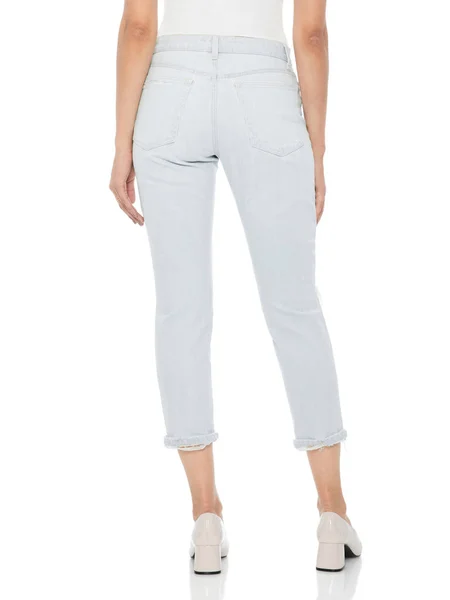Spodnie letnie damskie Spodnie z wysokim stanem dla kobiet, Kobieta w obcisłych dżinsach i szpilkach, białe tło — Zdjęcie stockowe