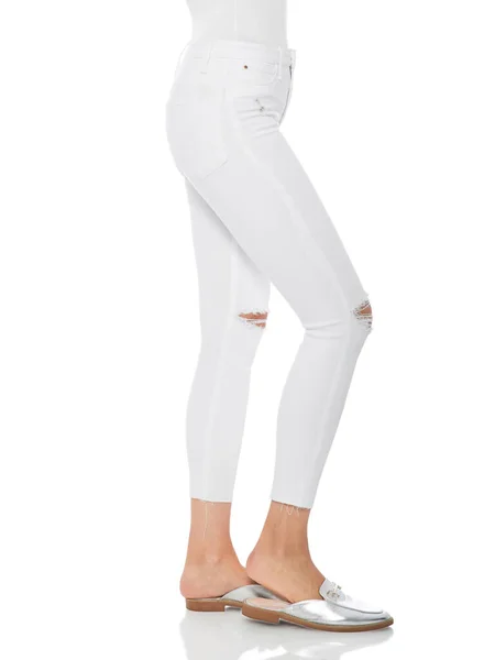 Mujer en pantalones vaqueros ajustados azules con tacones blancos, fondo blanco, mujer en pantalones vaqueros ajustados y tacones, fondo blanco, pantalones blancos de verano ocasionales para mujeres Pantalones de cintura alta para mujeres —  Fotos de Stock