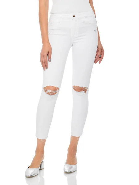 Mulher em azul jeans apertado com saltos brancos, fundo branco, Mulher em jeans apertados e saltos, fundo branco, Casual verão calça branca Mulheres calças de cintura alta para mulheres — Fotografia de Stock