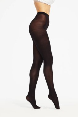 Gümüş topuklu ve beyaz arkaplanlı kadınlar için beyaz yırtık kot şortlar, yırtık Denim Yüksek Şortu, Bomba Yüksek Belli Denim Şortu, Yüksek Belden Yıkanmış Üzeri Yırtılmış Şort.