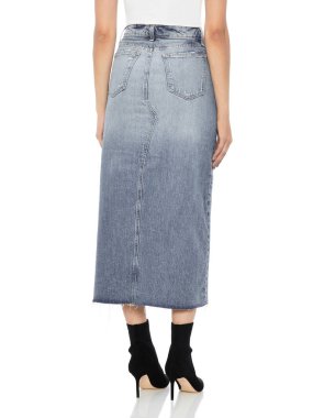 Mavi kot, beyaz atletli ve siyah ayakkabılı kadınlar için yırtık şort.