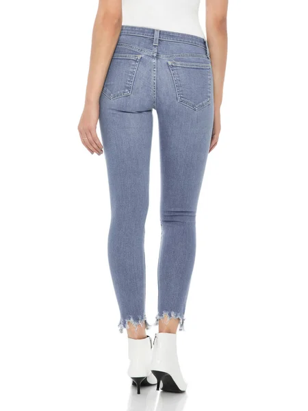 Casual jeans azul para as mulheres emparelhado com belo par de saltos e fundo branco — Fotografia de Stock