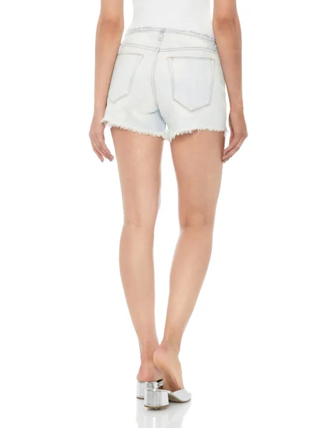 Λευκό σκισμένο denim σορτς για γυναίκες σε συνδυασμό με ασημί τακούνια και λευκό φόντο, Mid Wash Ripped Denim High Shorts for Women, Bombshell High Waist Cutoff Denim Shorts, High Acid Wash Ripped Distre — Φωτογραφία Αρχείου
