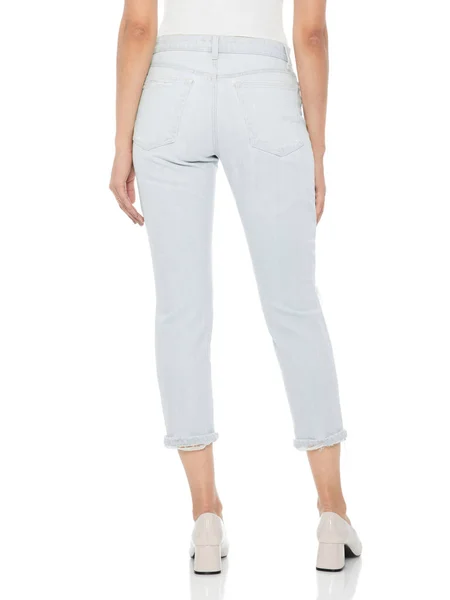 Ležérní letní kalhoty ženy vysoký pas kalhoty pro ženy, žena v těsných džínách a podpatky, bílé pozadí — Stock fotografie