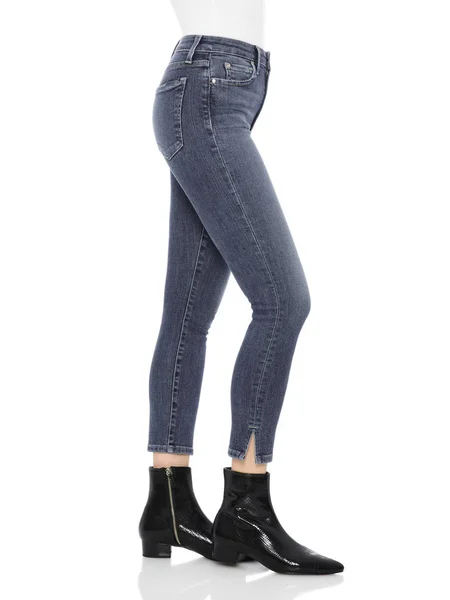 Azul jeans apertado com saltos brancos para mulher, fundo branco, Mulher de calça jeans apertado azul com saltos brancos, fundo branco — Fotografia de Stock