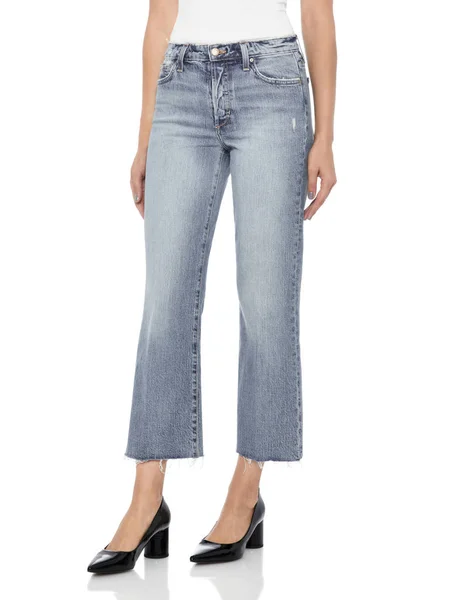 Vinco & clipes Slim Mulheres Light Blue Jeans, Denim casual azul para as mulheres com design de bordas emparelhadas com calçado preto e fundo branco — Fotografia de Stock