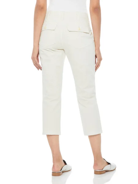 Mujer en jeans ajustados y tacones, fondo blanco, pantalones de verano ocasionales Mujer Pantalones de cintura alta para mujeres — Foto de Stock