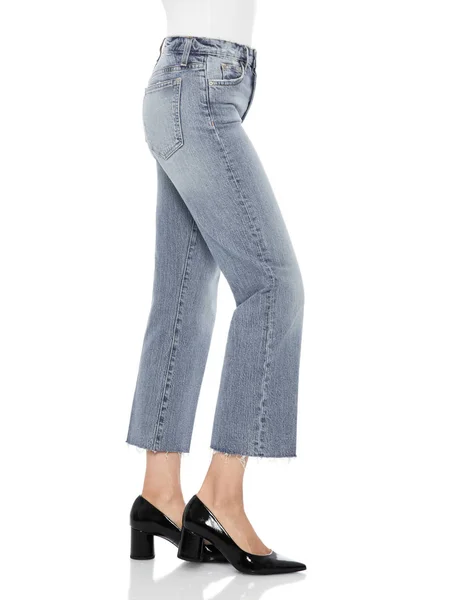 Crease & Clips Smukłe damskie lekkie niebieskie dżinsy, niebieskie dżinsy dla kobiet z wzorem brzegów w połączeniu z czarnym obuwiem i białym tłem — Zdjęcie stockowe