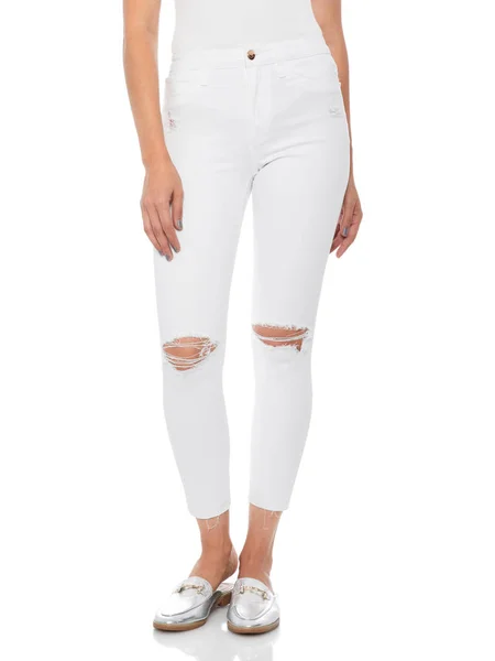 Mulher em azul jeans apertado com saltos brancos, fundo branco, Mulher em jeans apertados e saltos, fundo branco, Casual verão calça branca Mulheres calças de cintura alta para mulheres — Fotografia de Stock