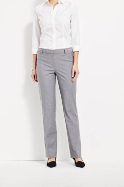 Beyaz gömlekli ve beyaz arka planlı siyah topuklu kadınlar için resmi renk düz pantolon