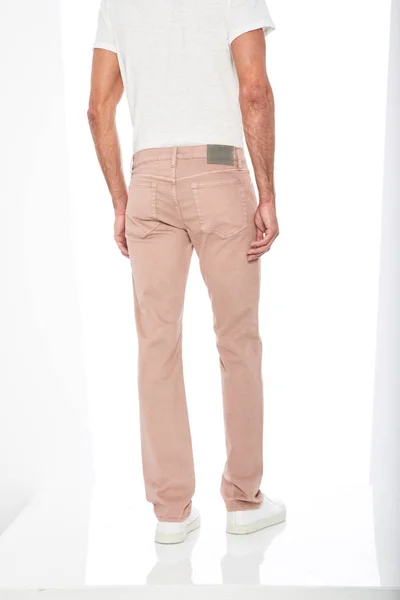 Pantaloni de culoare subțire potriviți, asociați cu tricou alb și adidași albi cu fundal alb — Fotografie, imagine de stoc