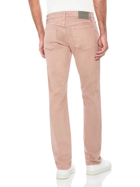 Slim fit spodnie kolorowe w połączeniu z białym T-Shirt i białe trampki z białym tłem — Zdjęcie stockowe