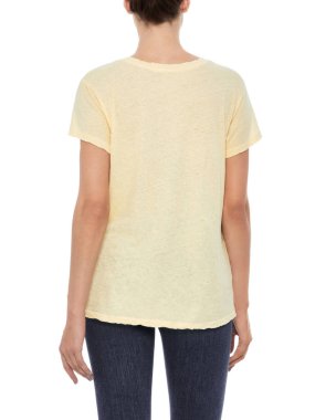 Sarı tam kollu üst, düğmeleri tam koluna iliştirilmiş mavi kot ve beyaz arka planla eşleştirilmiş.