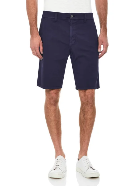 Einfaches weißes lässiges T-Shirt mit blauer Jeanshose und weißen Turnschuhen mit weißem Hintergrund, lässige Shorts für Männer gepaart mit weißem lässigen T-Shirt und Schuhen mit weißem Hintergrund — Stockfoto