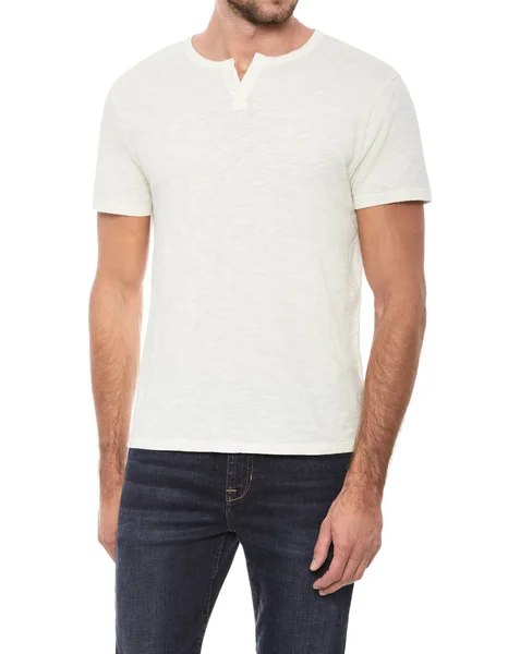Lässiges weißes T-Shirt für Männer gepaart mit dunkelblauer Jeans und weißem Hintergrund — Stockfoto