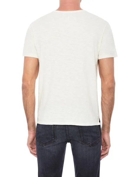 T-shirt branca casual para homens emparelhados com denim azul escuro e fundo branco — Fotografia de Stock