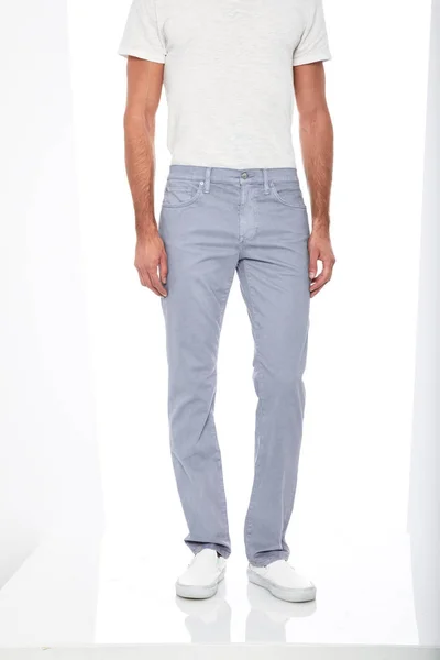 Nenáročné modré džíny spárované s bílou ležérní tričko a bílé mokasíny s bílým pozadím, Základní formální kalhoty pro pánské kalhoty spárované s černými příležitostnými tenisky a bílým pozadím — Stock fotografie