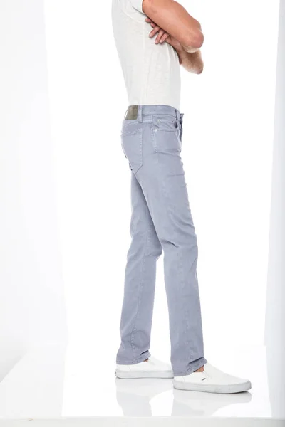 Casual denim azul emparejado con camiseta casual blanca y mocasines blancos con fondo blanco, Pantalón formal básico para hombre emparejado con zapatillas casual negras y fondo blanco — Foto de Stock