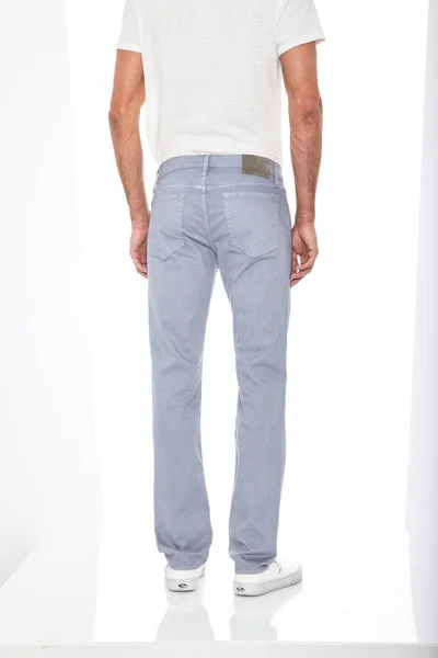 Casual jeans azul emparelhado com t-shirt casual branco e mocassins brancos com fundo branco, calça formal básica para homens emparelhados com tênis casuais pretos e fundo branco — Fotografia de Stock