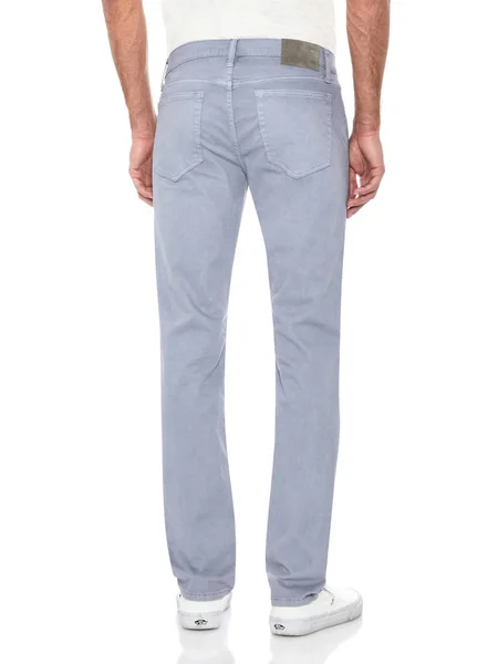 Lässige blaue Jeans gepaart mit weißem lässigen T-Shirt und weißen Loafern mit weißem Hintergrund, einfache formale Hose für Herren gepaart mit schwarzen lässigen Turnschuhen und weißem Hintergrund — Stockfoto