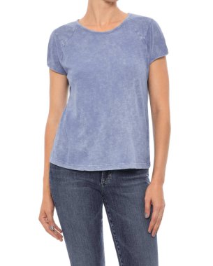 Erkekler için günlük gri tişörtler koyu mavi kot ve beyaz arka planla eşleştirilmiş.