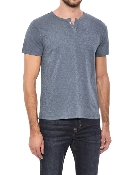 Erkekler için günlük gri tişörtler koyu mavi kot ve beyaz arka planla eşleştirilmiş.