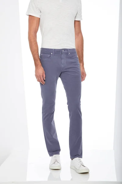 Nenáročné modré džíny spárované s bílou ležérní tričko a bílé mokasíny s bílým pozadím, Základní formální kalhoty pro pánské kalhoty spárované s černými příležitostnými tenisky a bílým pozadím — Stock fotografie