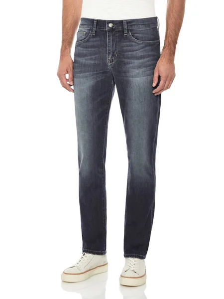 Herren normale dehnbare dunkelblaue Slim Fit Jeans mit weißem Hintergrund, lässige schwarze Jeans für Herren gepaart mit weißen Turnschuhen mit weißem Hintergrund, lässige blaue Jeans für Herren gepaart mit schwarzen Schuhen — Stockfoto