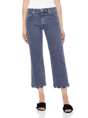 Kadınlar için siyah topuklu mavi dar kot, kadınlar için mavi günlük kot kenarları siyah ayakkabılar ve beyaz arka plan ile eşleştirilmiş