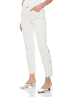 Siyah kot ve beyaz arka plan ile eşleştirilmiş erkek pamuk gömleği, önünde ağla koyu mavi kot ve beyaz eşleştirilmiş şık beyaz fermuar .