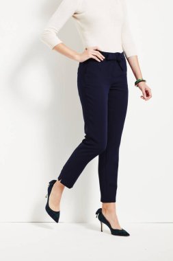 Kadınlar için siyah topuklu mavi dar kot, kadınlar için mavi günlük kot kenarları siyah ayakkabılar ve beyaz arka plan ile eşleştirilmiş