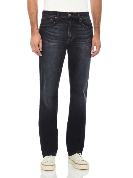 Herren normale dehnbare dunkelblaue Slim Fit Jeans mit weißem Hintergrund, lässige schwarze Jeans für Herren gepaart mit weißen Turnschuhen mit weißem Hintergrund, lässige blaue Jeans für Herren gepaart mit schwarzen Schuhen — Stockfoto