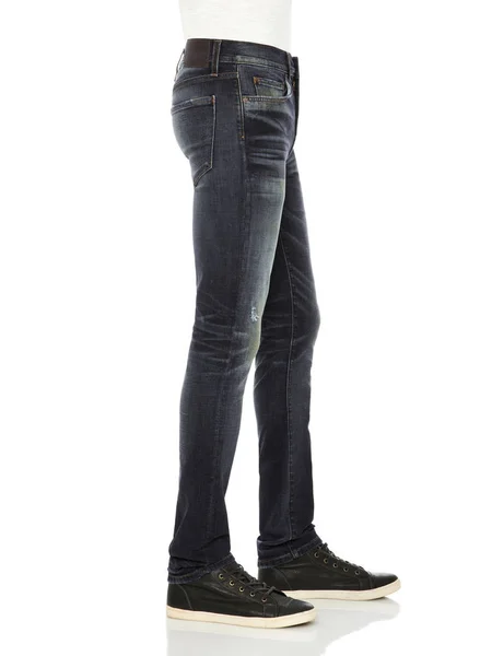 Голубые узкие джинсы с черными каблуками для женщины, голубые джинсы для женщин с дизайном кромок в паре с черной обувью и белым фоном — стоковое фото