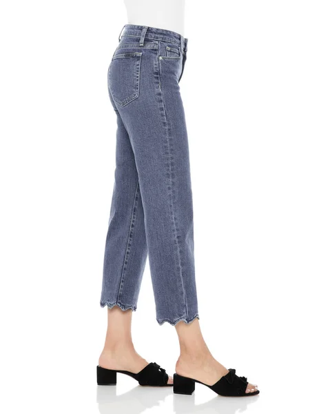 Blauwe strakke jeans met zwarte hakken voor vrouw, blauwe casual denim voor vrouwen met ontwerp van randen gecombineerd met zwart schoeisel en witte achtergrond — Stockfoto