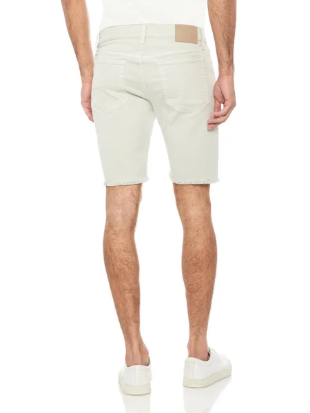 Casual Shorts für Männer gepaart mit weißem lässigen T-Shirt und Schuhen mit Schuhen und weißem Hintergrund — Stockfoto