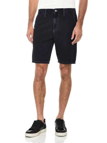 Casual Shorts für Männer gepaart mit weißem lässigen T-Shirt und Schuhen mit Schuhen und weißem Hintergrund — Stockfoto