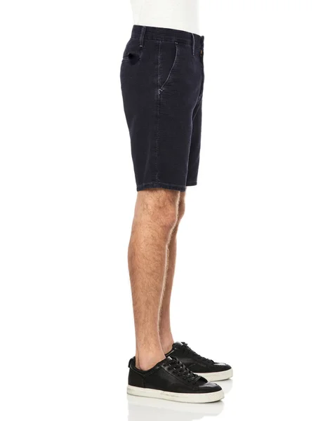 Casual Shorts für Männer gepaart mit weißem lässigen T-Shirt und Schuhen mit Schuhen und weißem Hintergrund — Stockfoto