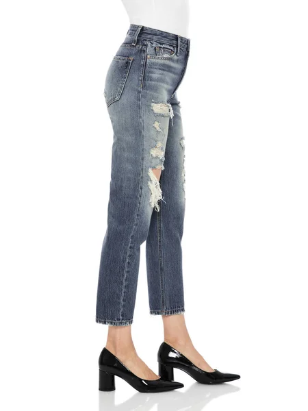 Blauw strakke jeans met zwarte hakken voor vrouw, blauw casual denim voor vrouwen met ontwerp van randen gecombineerd met zwart schoeisel en witte achtergrond — Stockfoto