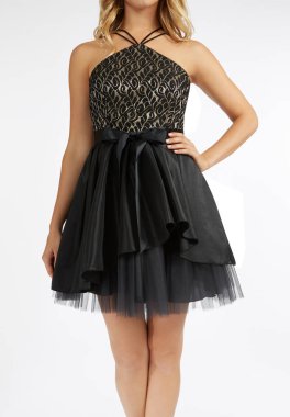 Siyah alt sınıflar kolsuz çiçekli etek, iki yular dantelli etek ve örgü etek.