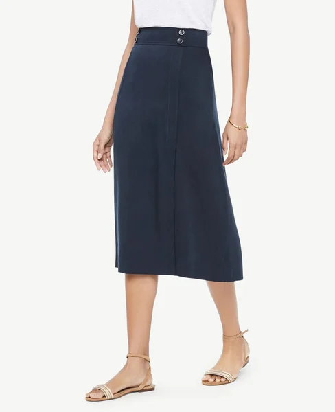 Front Slit Double Pocket Denim Skirt, High Waisted Button Front Maxi Skirt — Stock Photo, Image
