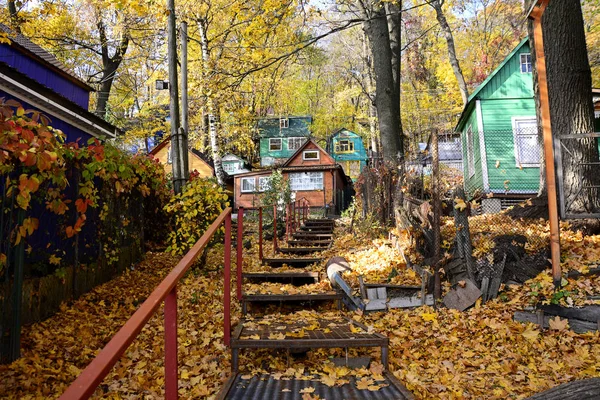 Rybachye, Voronezh, octubre de 2019. Hermosa vista de otoño de casas de madera y una escalera de metal . — Foto de Stock