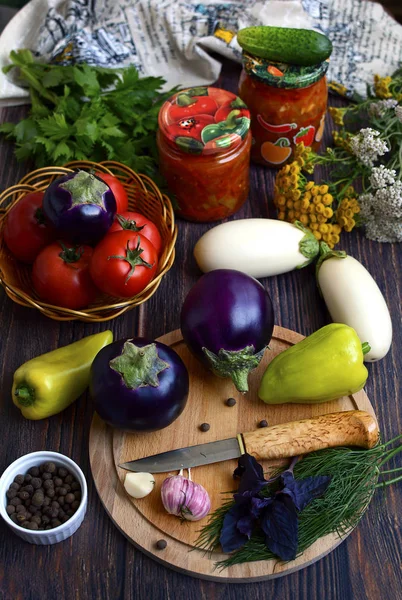 Ντομάτες, μελιτζάνες, πιπέρι, σκόρδο, χόρτα σε ξύλο κοπής σε σκούρο ξύλινο τραπέζι — Φωτογραφία Αρχείου