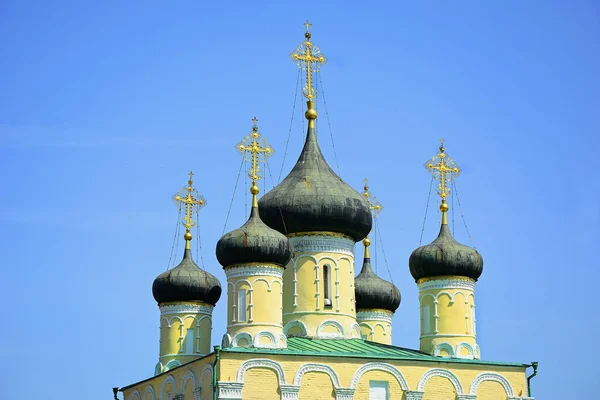 Orthodox golden crosses on five domes against a blue sky with clouds — Stock Photo, Image
