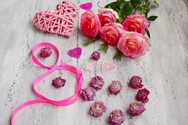 Composizione Bouquet Rose Boccioli Rosa Secchi Forma Cuore Nastro Rosa — Foto Stock