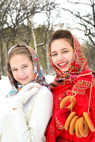 Портрет Двух Девушек Ярких Шалях Фоне Зимнего Леса Время Зимнего — стоковое фото