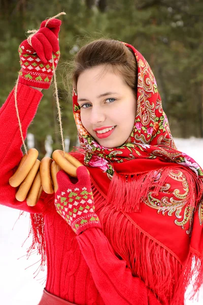 Geleneksel Kırmızı Şallı Güzel Rus Kızı Bir Kış Ormanının Ellerinde — Stok fotoğraf